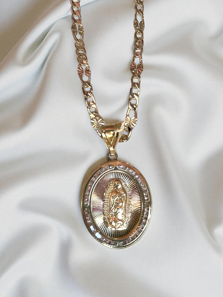 Collar con Virgencita Ovalada Grande