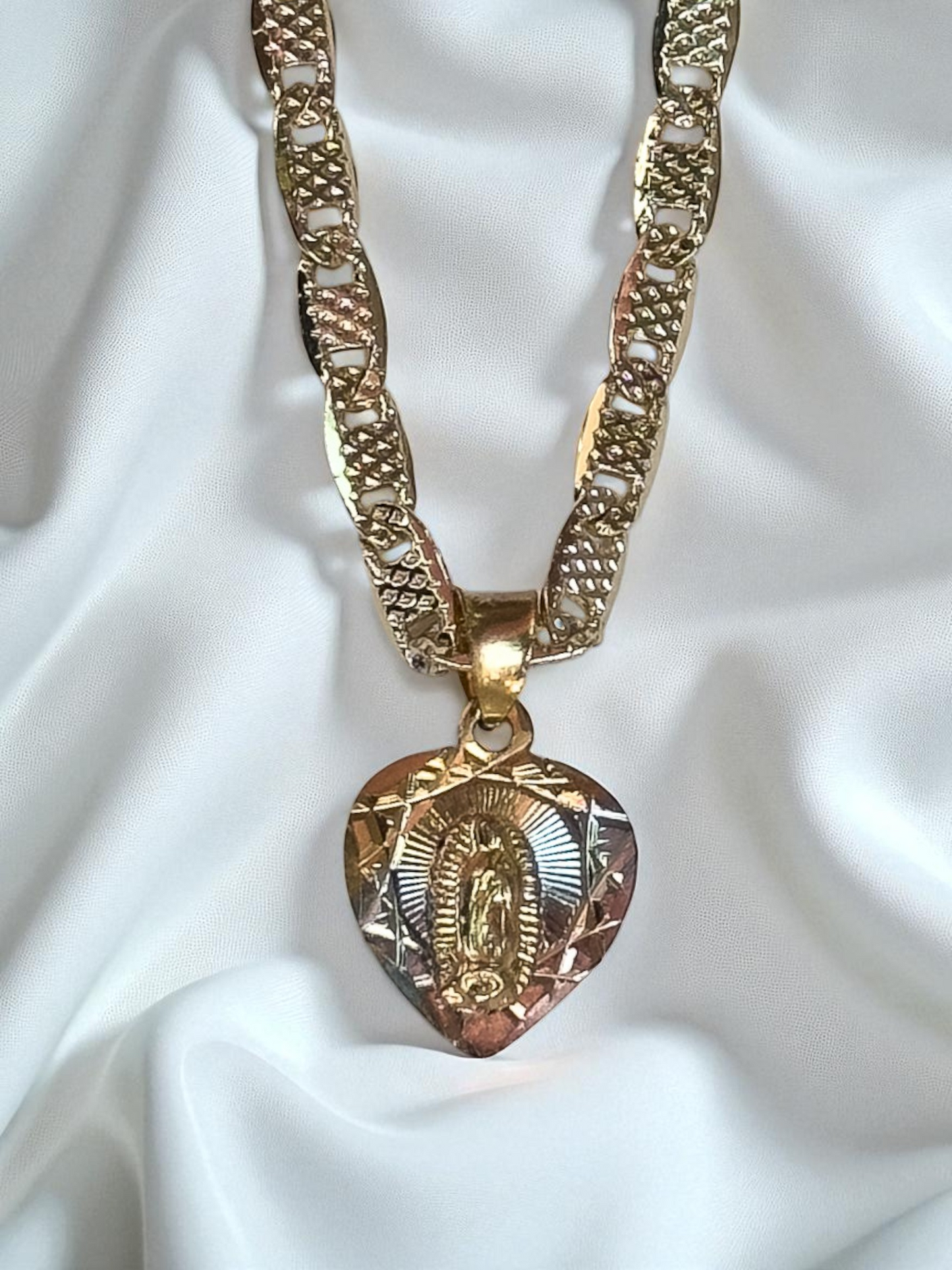 Collar Virgencita Corazón 3 Oros