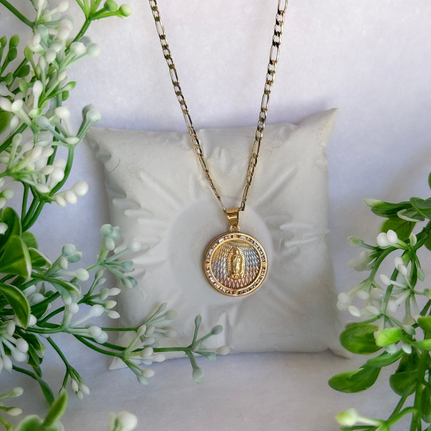 Collar con Virgencita Circular Grande