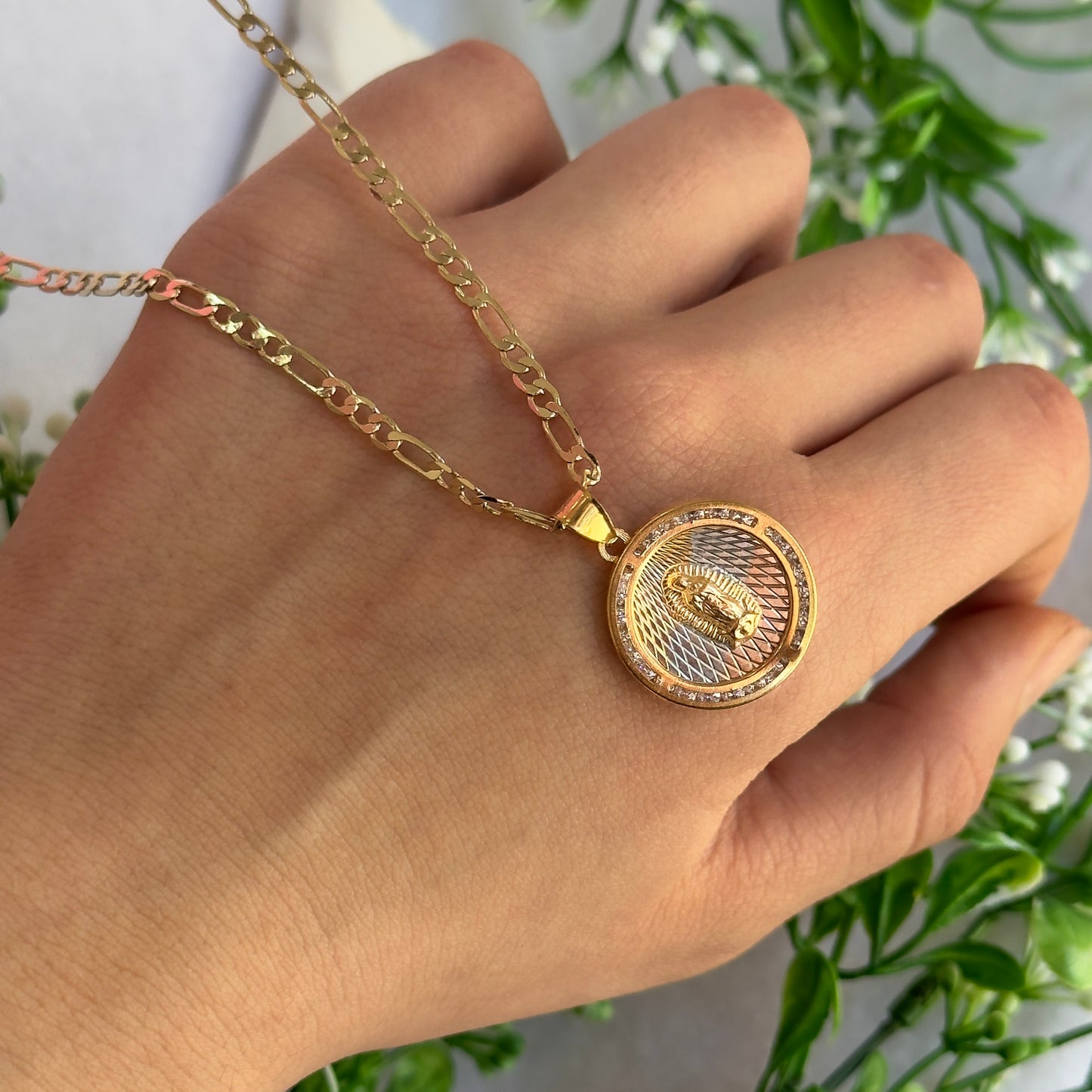 Collar con Virgencita Circular Grande