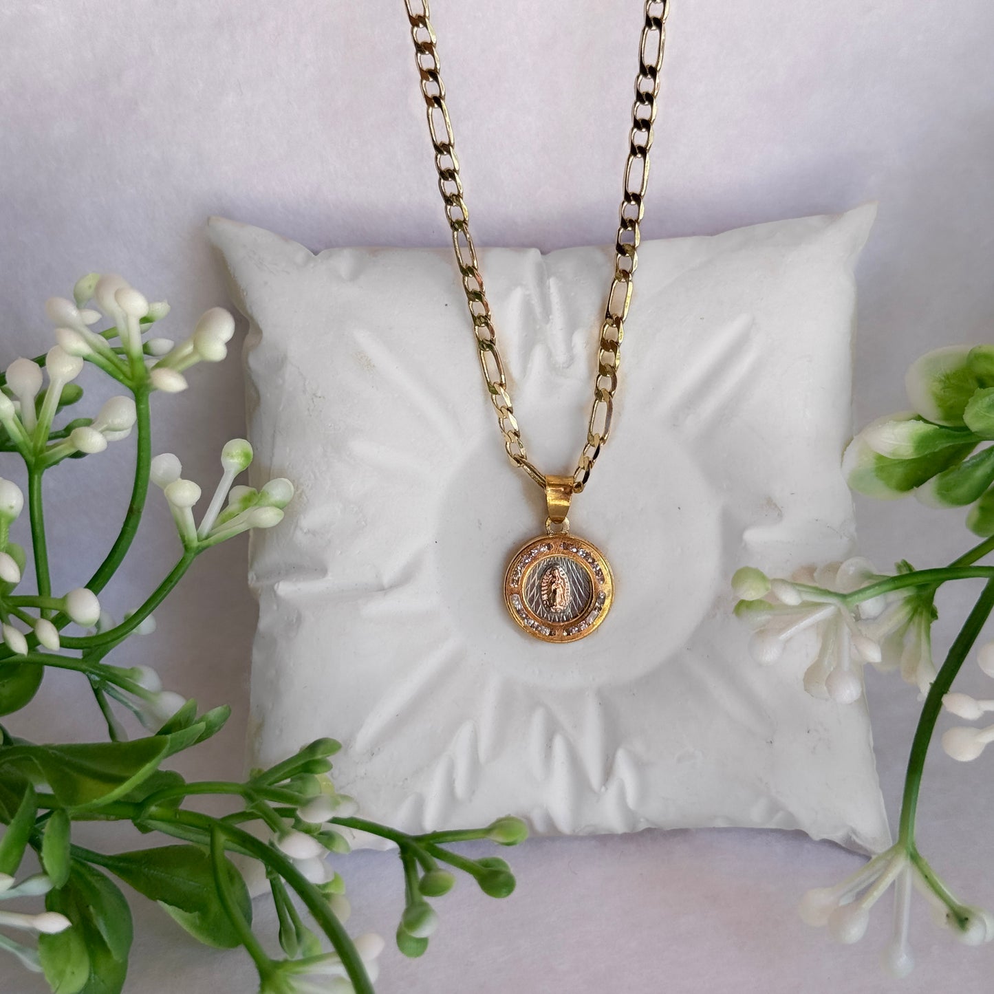 Collar con Virgencita Circular Chica