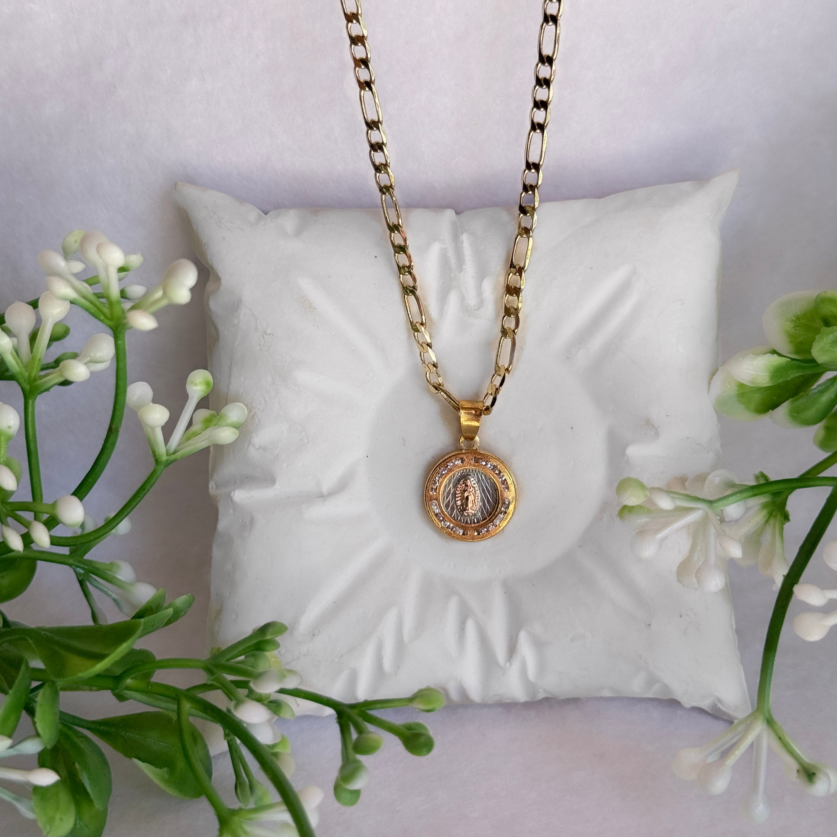 Collar Virgen de Guadalupe Zirconia Circular Chica