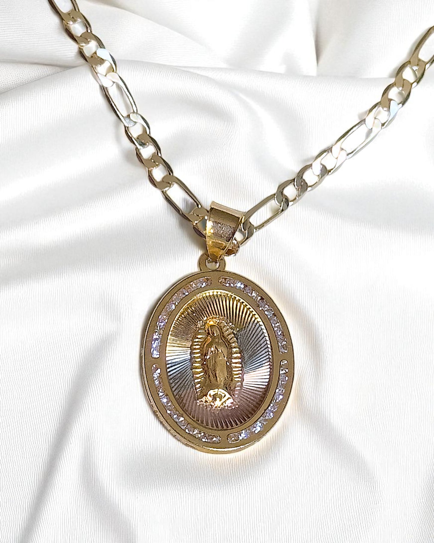 Collar con Virgencita Ovalada Grande